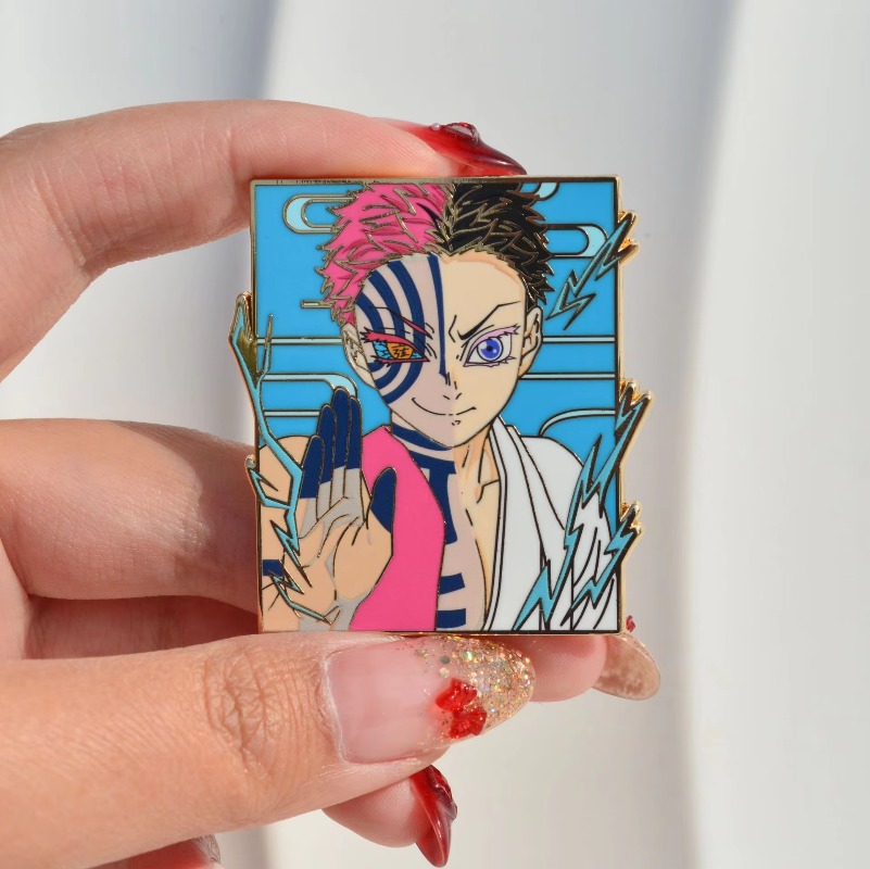 Spilla in metallo con smalto D - Anime Merchandise Bag recensione e prezzo